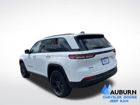 Used 2025 Jeep Grand Cherokee Altitude AWD/4WD image 5