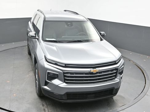 Used 2025 Chevrolet Traverse LT image 32