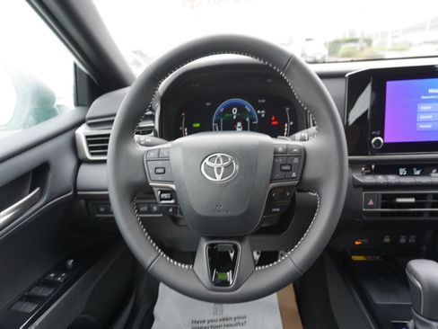 Used 2025 Toyota Camry SE image 14