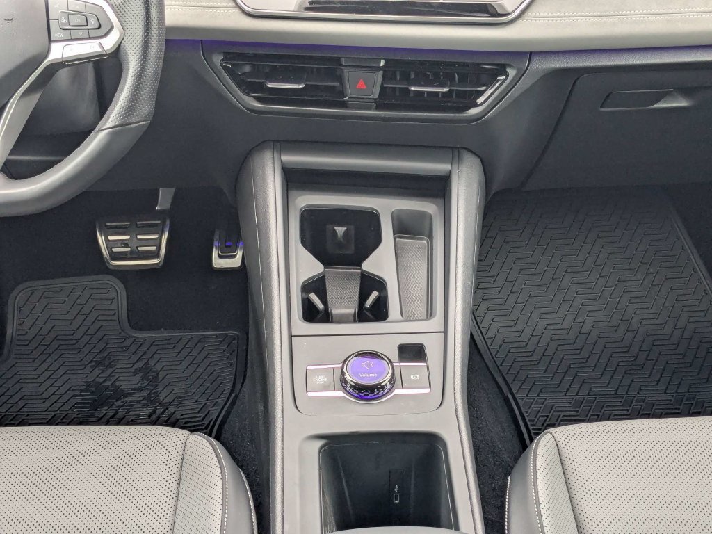 Certified 2026 Volkswagen Tiguan SE R-Line FWD image 25