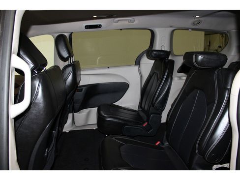 Used 2021 Chrysler Voyager Lxi image 11