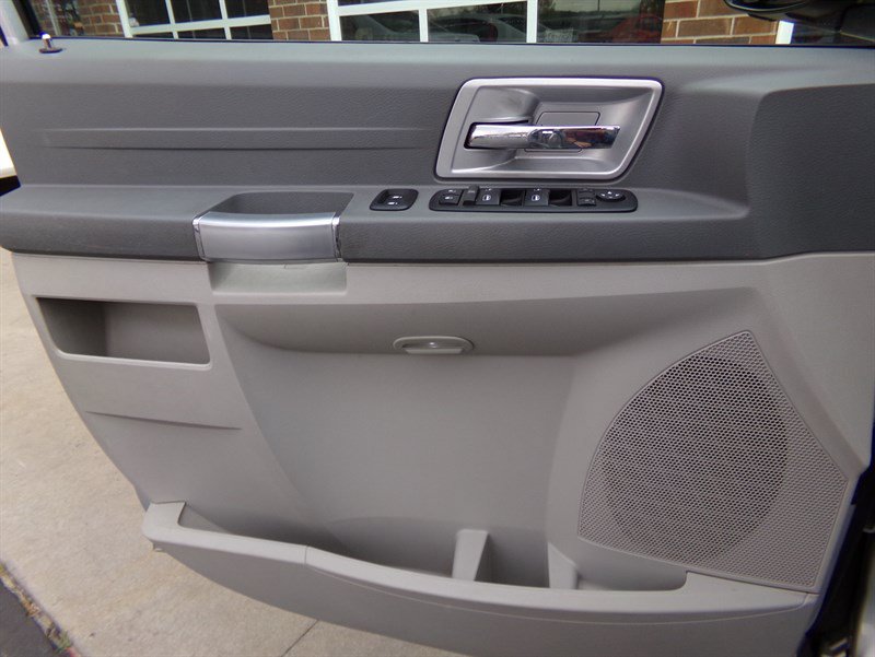Used 2008 Chrysler Town & Country Touring FWD image 36