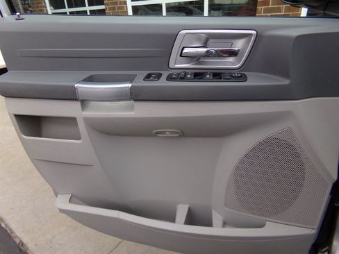 Used 2008 Chrysler Town & Country Touring FWD image 36