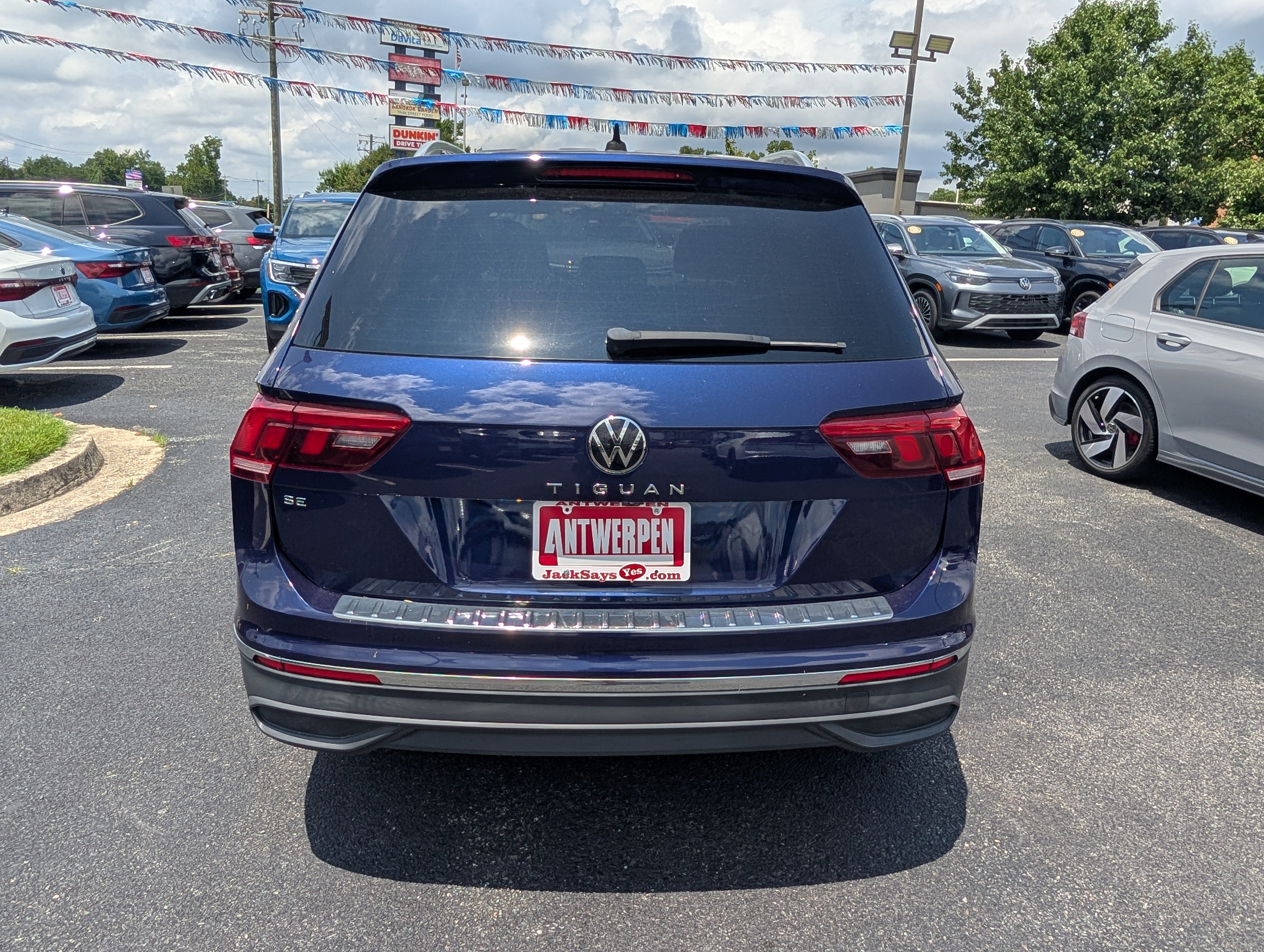 Used 2023 Volkswagen Tiguan SE w/ Panoramic Sunroof Package FWD image 4