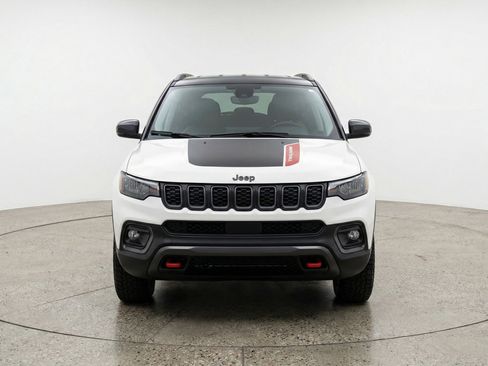 Used 2025 Jeep Compass Trailhawk w/ Trailer Tow Group AWD/4WD image 2
