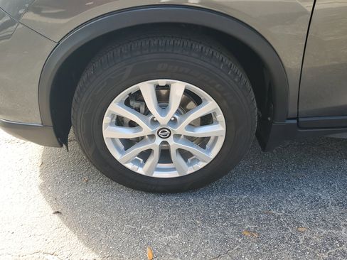 Used 2020 Nissan Rogue S w/ Special Edition Package image 4