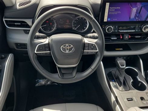 Used 2023 Toyota Highlander XLE image 12