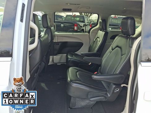 Used 2024 Chrysler Pacifica Touring-L image 11