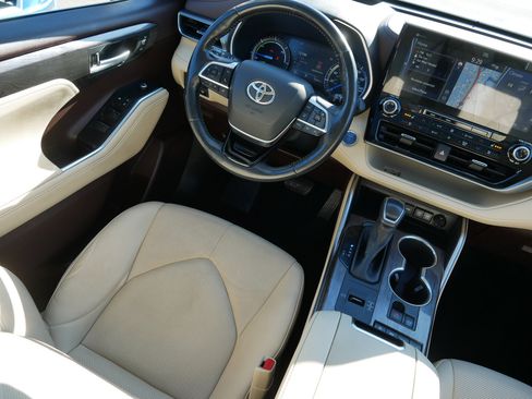 Used 2021 Toyota Highlander Platinum AWD/4WD image 9