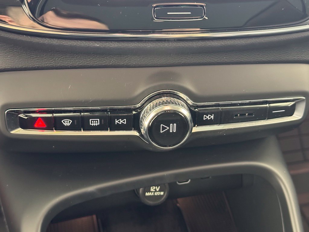 Certified 2024 Volvo XC40 B5 Core AWD/4WD image 23
