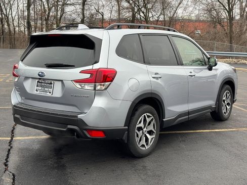 Used 2023 Subaru Forester Premium image 3