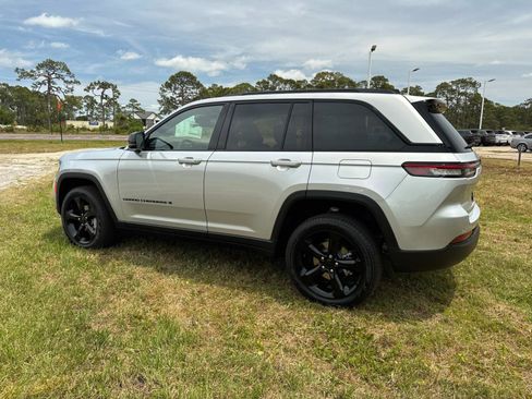 New 2025 Jeep Grand Cherokee Limited w/ Black Appearance Package RWD image 5