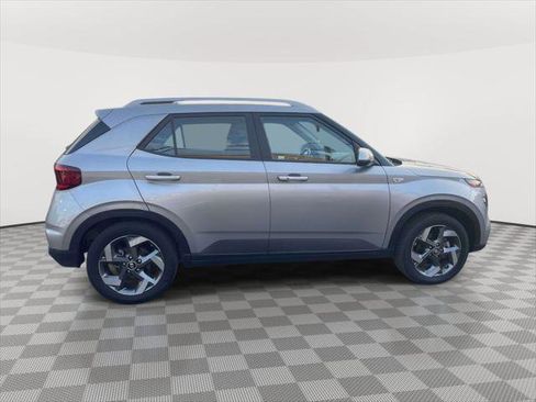 Used 2024 Hyundai Venue SEL FWD image 4