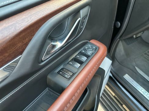 Used 2023 GMC Yukon XL Denali Ultimate AWD/4WD image 17