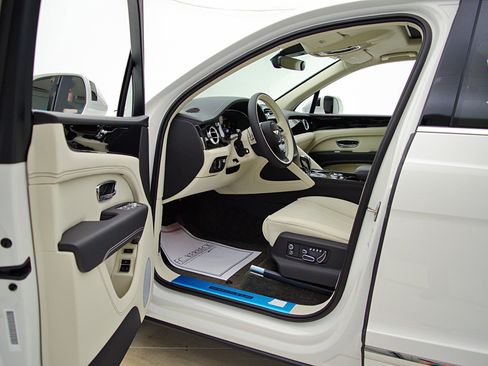 Certified 2023 Bentley Bentayga Extended Wheelbase image 44