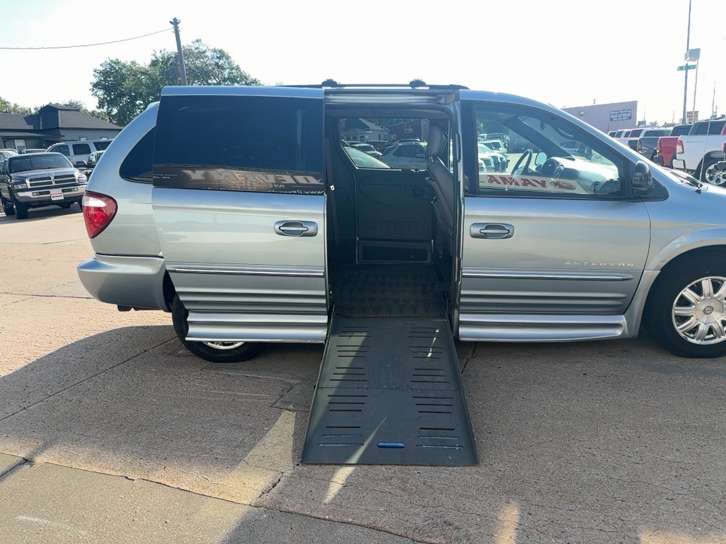 Used 2004 Chrysler Town & Country Touring w/ Leather Interior Group FWD image 19