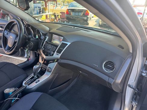 Used 2015 Chevrolet Cruze LT w/ Technology Package image 12
