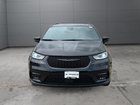 Used 2025 Chrysler Pacifica Limited FWD image 8