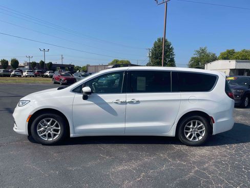 Used 2023 Chrysler Pacifica Touring FWD image 4