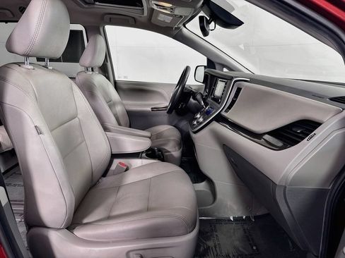 Used 2020 Toyota Sienna XLE FWD image 33