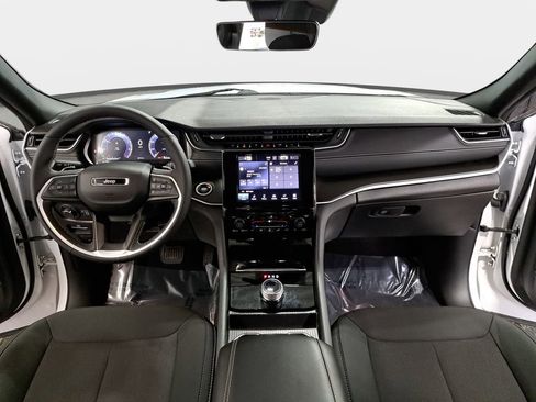 Used 2025 Jeep Grand Cherokee Laredo w/ Luxury Tech Group I image 10