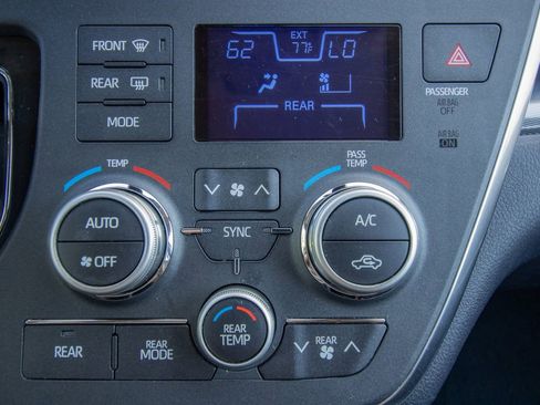 Used 2018 Toyota Sienna SE image 34