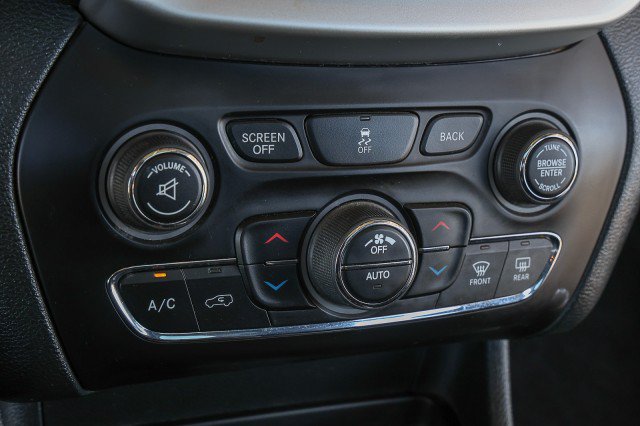 Used 2018 Jeep Cherokee Latitude Plus w/ Comfort/Convenience Group FWD image 17