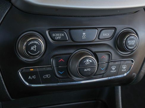 Used 2018 Jeep Cherokee Latitude Plus w/ Comfort/Convenience Group FWD image 17