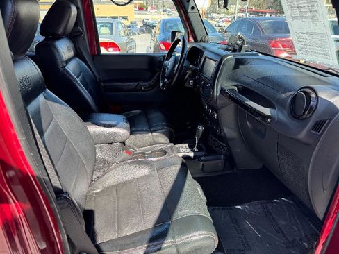 Used 2012 Jeep Wrangler Unlimited Sahara image 19