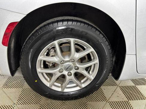Used 2024 Chrysler Pacifica Touring-L FWD image 30