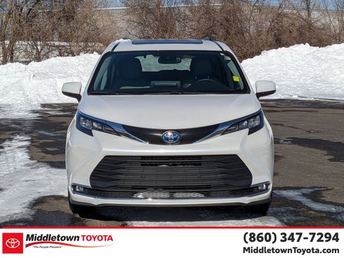 Certified 2024 Toyota Sienna XLE image 8