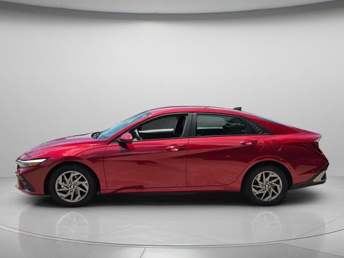 Used 2024 Hyundai Elantra SEL FWD image 3