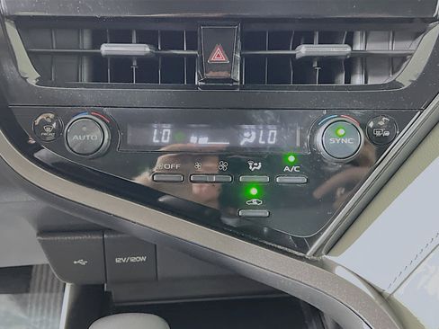 Used 2024 Toyota Camry SE image 25