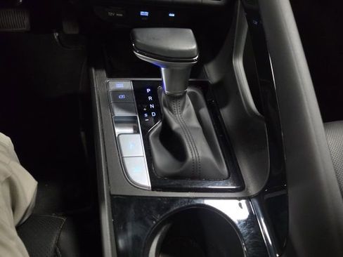 Used 2025 Hyundai Elantra Limited image 12