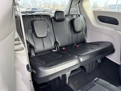 Used 2024 Chrysler Pacifica Touring-L image 22