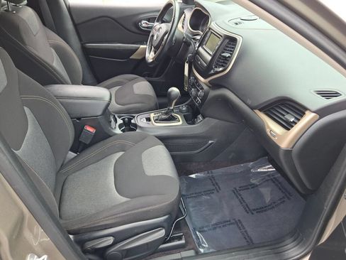 Used 2018 Jeep Cherokee Latitude w/ Cold Weather Group AWD/4WD image 5