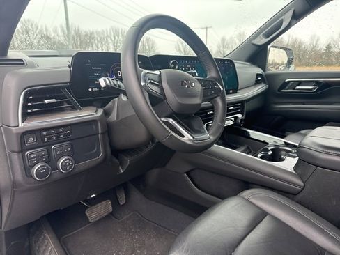 Used 2025 Chevrolet Suburban Z71 image 12