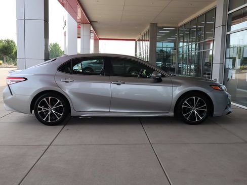 Used 2020 Toyota Camry SE w/ Sunroof Package FWD image 10