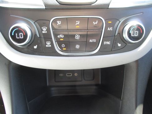Used 2021 Chevrolet Equinox LT FWD image 22