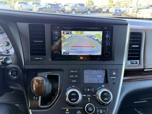 Used 2015 Toyota Sienna Limited Premium FWD image 34