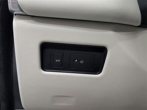 Used 2025 Jaguar F-PACE R-Dynamic S image 30