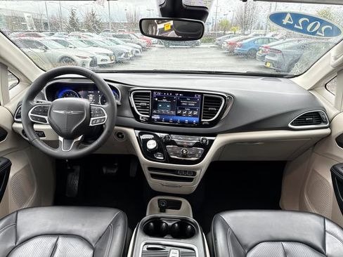 Used 2024 Chrysler Pacifica Touring-L image 29