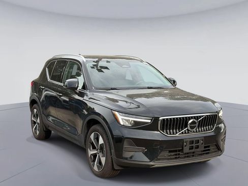 Used 2025 Volvo XC40 B5 Core w/ Protection Package Premier AWD/4WD image 5