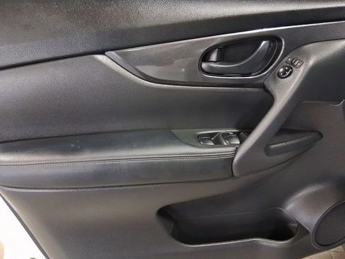 Used 2019 Nissan Rogue S AWD/4WD image 19