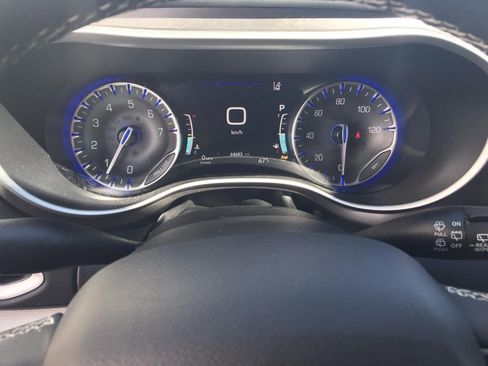 Used 2024 Chrysler Pacifica Touring-L FWD image 3