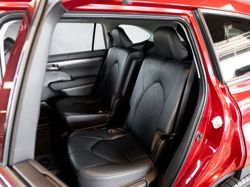 Used 2023 Toyota Highlander Platinum FWD image 10