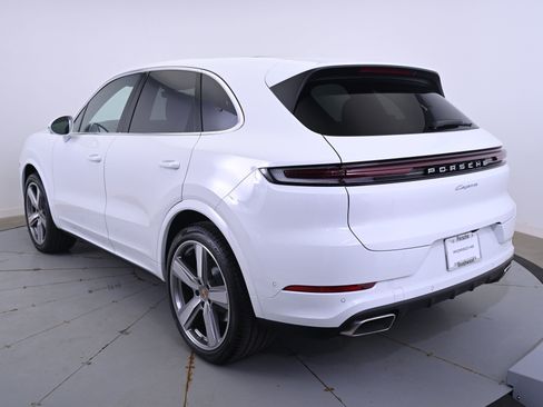 Used 2025 Porsche Cayenne image 3