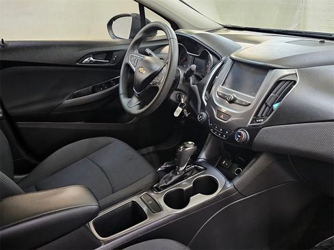 Used 2017 Chevrolet Cruze LT image 10