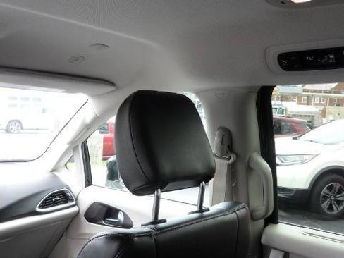 Used 2024 Chrysler Pacifica Touring-L FWD image 17