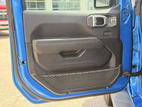 Used 2025 Jeep Wrangler Unlimited Sahara AWD/4WD image 16